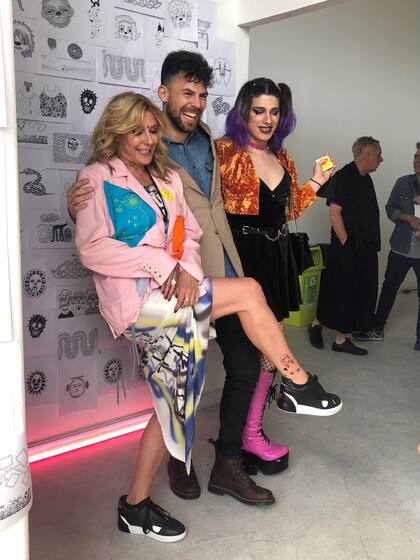 Amalia Amoedo muestra el tatuaje recién realizado, junto a Federico Curutchet y Glenda