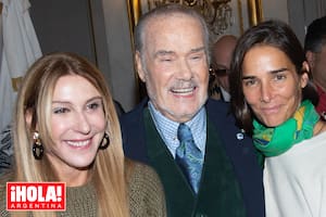 Amalia Amoedo y Juana Viale rodean a Gino durante una tarde inolvidable.