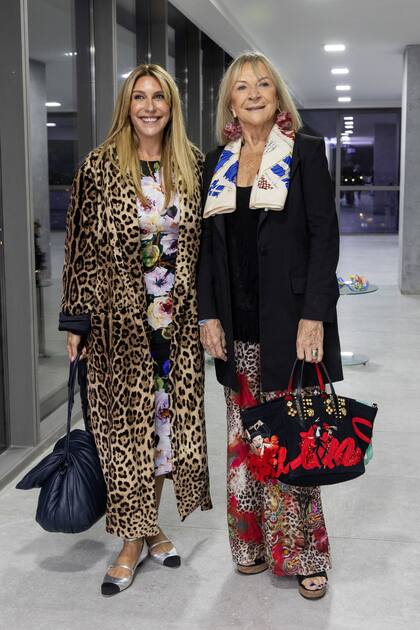 Amalia Amoedo y Patricia Ezcurdia admiraron las obras de los artistas misioneros.