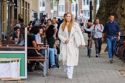 Amalia apostó a la moda low cost: blusa de Circle of Trust (rebajada se consigue por 39,99 euros) y pantalones anchos de Zara (menos de 30 euros). Sumó un trench y zapatillas de cuero vegano Veja, modelo V-12, las favoritas de Sassa de Osma y Meghan Markle.