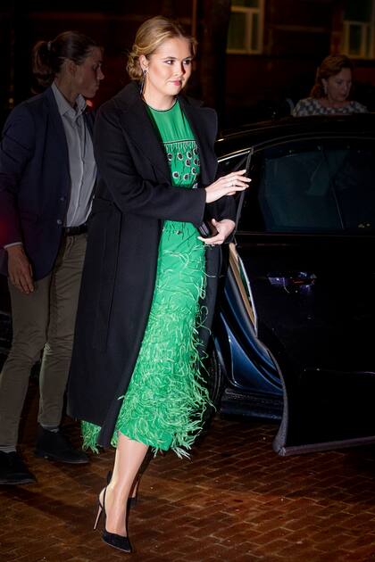 Amalia brilló con un vestido con bordados de cristales y plumas de marabú, diseñado en 1981 por Theresia Vreugdenhil para su abuela, la entonces reina Beatriz. Le sumó un tapado de lana de Max Mara, pendientes heredados de su madre, clutch Gianvito Rossi y stilettos Aquazzura (modelo Deneuve).