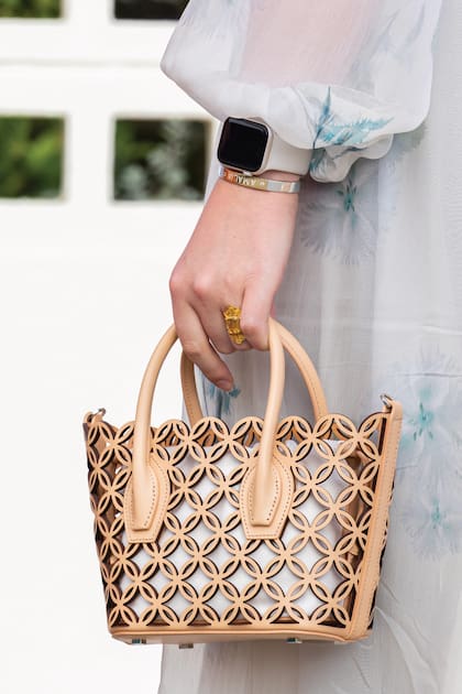 Amalia causó sensación con esta minicartera de la colección Esmeralda de Marina Raphael. Y, como buena princesa tech, también usó su Apple Watch, que se llevaba bien con la pulsera plateada con su nombre grabado y el anillo de diamantes y aguamarinas que sus padres le regalaron para el cumpleaños de 15.