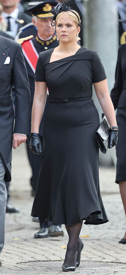 Amalia de los Países Bajos impactó con un vestido midi con frunces en el escote de Roland Mouret, sobre Carlend Copenhagen, pumps Gianvito Rossi y tocado con velo Philip Treacy