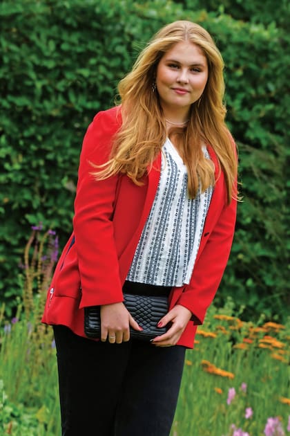 Amalia de Orange Nassau acaba de graduarse cum laude en el instituto hristelijk Gymnasium Sorghvliet de La Haya y la semana pasada recibió su diploma. Eligió un jean negro, camisa bohemia y blazer al rojo vivo de Tommy Hilfiger, que complementó con sandalias de taco cuadrado, de Guess.