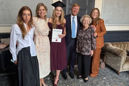 Amalia de Orange se recibió y toda su familia acudió a la ceremonia: Las princesas Alexia y Ariadna, el rey Guillermo, la reina Máxima y la princesa Beatriz
