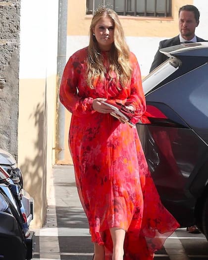 Amalia deslumbró en la boda de la duquesa de Medinaceli con un vestido rojo estampado y accesorios de su madre