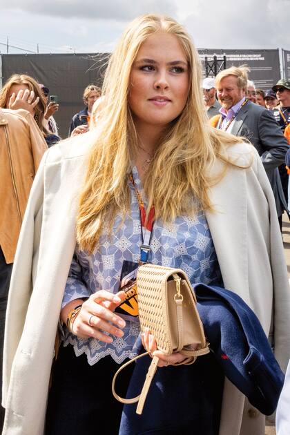 Amalia, gran aficionada a la Fórmula 1, fue fiel a su estilo clásico y relajado: blusa con broderie de Zara, cartera de Marina Raphael (modelo June) y aros de oro y diamantes de la colección Smile de Rosa de la Cruz London.