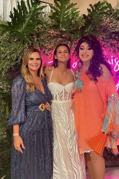 Amalia Granata, Uma Fabbiani y La Durán, quien hizo su show en el cumpleaños de 15 de la adolescente