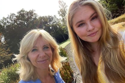 Amalia junto a Claudia de Breij, la autora del libro