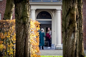 Amalia, junto a su madre, la reina Máxima, en el palacio Huis ten Bosch, en La Haya. (Photo by Patrick van Katwijk/Getty Images)