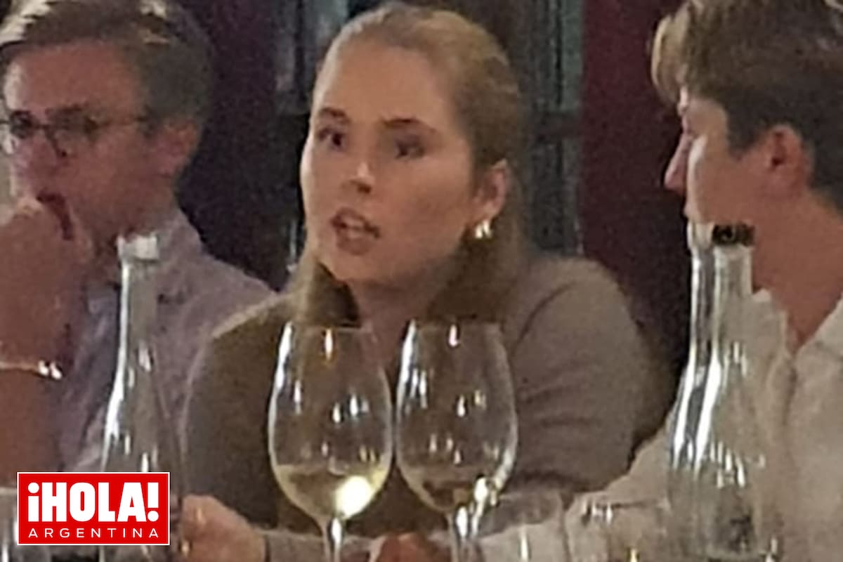 Amalia, la hija mayor de Máxima Zorreguieta, en la noche del 1 de enero en Tinto Bistró, el conocido restaurante que fundó su tío Martín en 2002 en Villa La Angostura.
