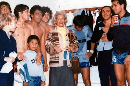 Amalia Lacroze de Fortabat, dentro del vestuario junto al plantel de Loma Negra