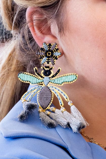 Amalia lució aros XL en forma de insecto de la diseñadora colombiana Mercedes Salazar en su paso por Bonaire.