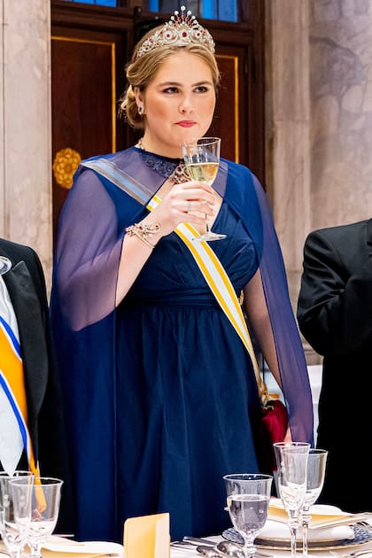 Amalia lució un vestido con capa vaporosa de Marchesa Notte con escote en V drapeado en el pecho.