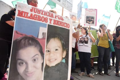 Amalia, madre de Milagros Avellaneda, en la protesta por la fuga del exguardiacárcel Roberto Rejas, condenado por el femicidio de la joven y el homicidio de su hijo, Benicio