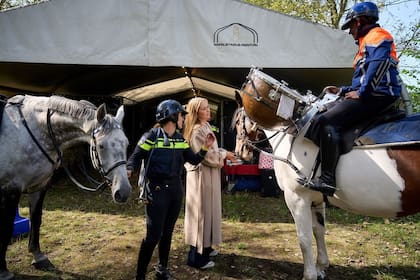 Amalia visitó el hipódromo de Duindigt para conocer los preparativos del Día de los Príncipes
