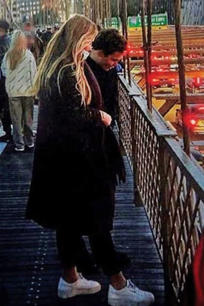 Amalia y su candidato tomados de la mano en el puente de Brooklyn en Nueva York, ciudad a la que viajaron a fines de noviembre y que es muy significativa para la royal, ya que sus padres, Guillermo Alejandro y Máxima, vivieron allí la primera parte de su romance tras haberse conocido en la Feria de Abril de Sevilla, en 1999.