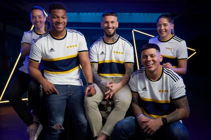 Amancay Urbani, Melanie Morán, Darío Benedetto, Frank Fabra y Marcos Rojo en la presentación de la camiseta alternativa del equipo
