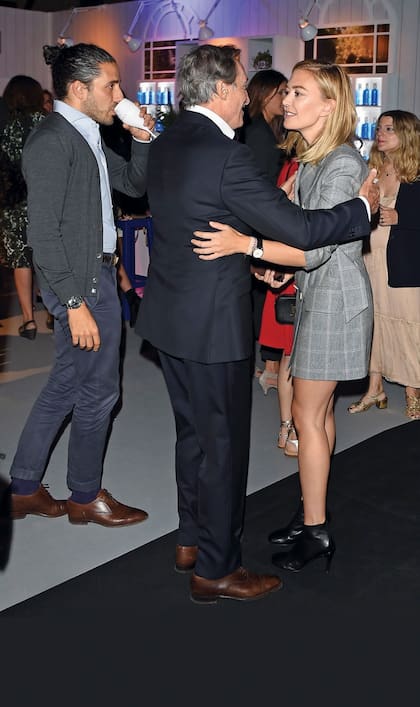 La heredera del imperio Inditex acudió por primera vez al “show” de su suegro y después lo felicitó en el backstage con un cariñoso abrazo.