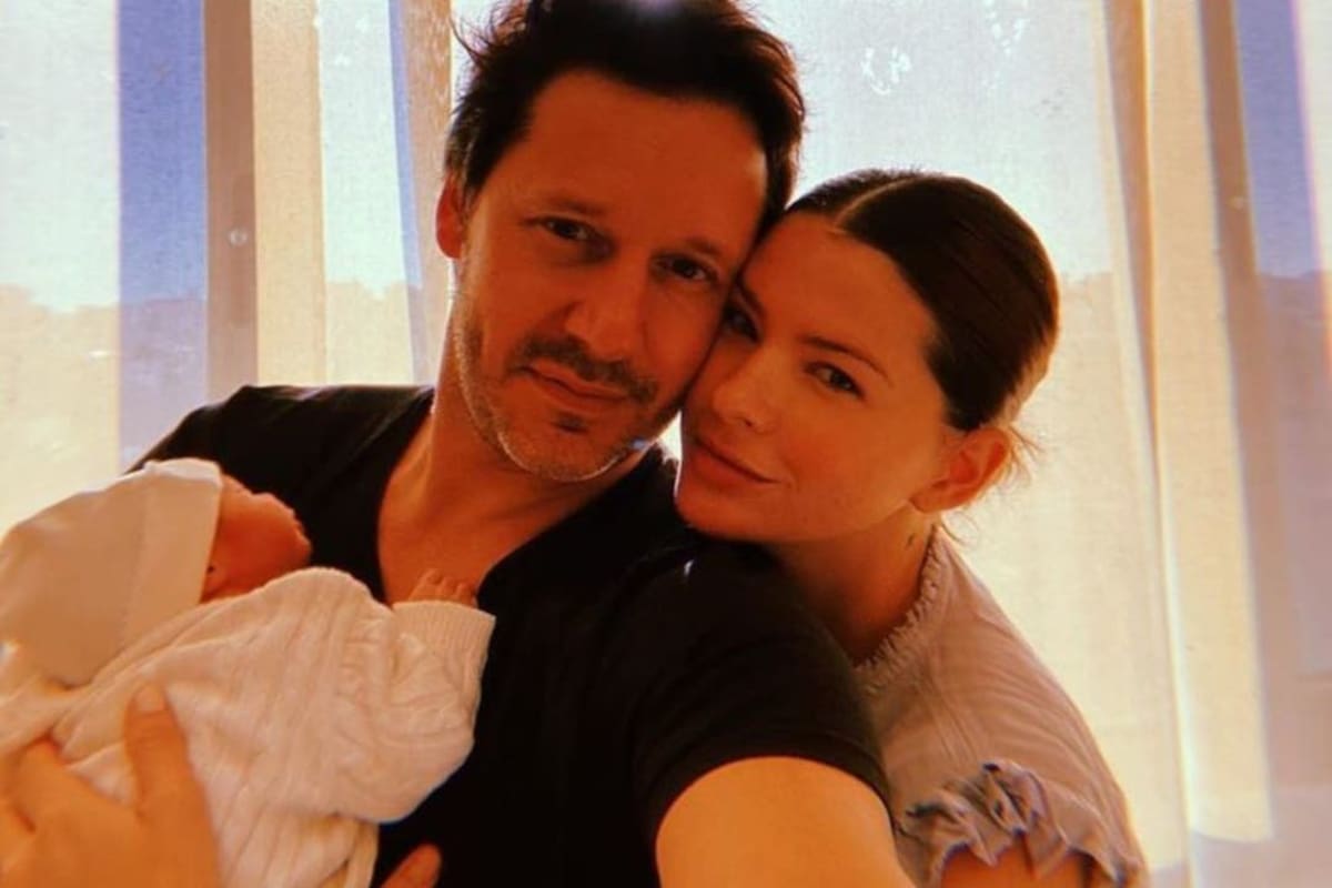 Amancio en brazos de su papá Benjamín Vicuña y de su mamá Eugenia Suárez.