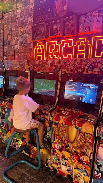 Amancio Vicuña jugando al arcade