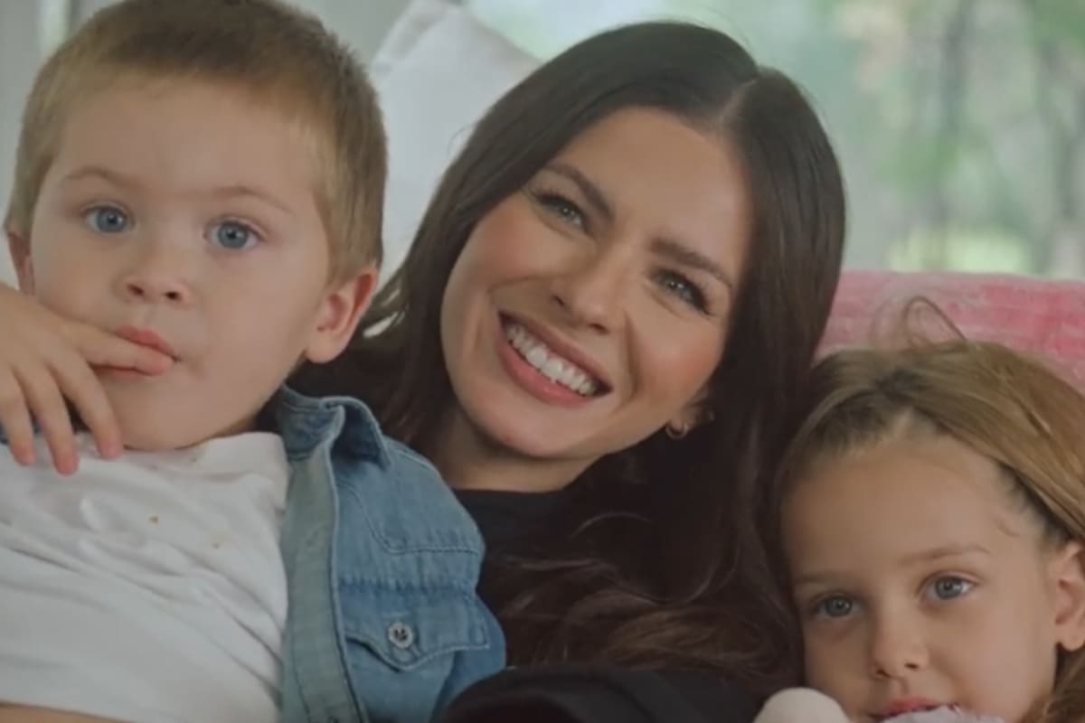 Amancio y Magnolia, los hijos menores de Eugenia, fruto de su relación con Benjamín Vicuña, participaron del videoclip de la cantante y Rodrigo Tapari (Foto: Captura de video)