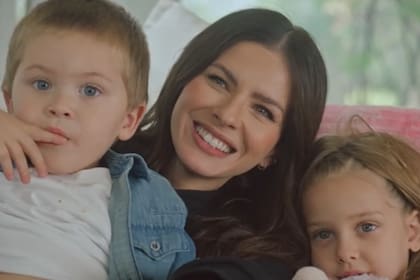 Amancio y Magnolia, los hijos menores de Eugenia, fruto de su relación con Benjamín Vicuña, participaron del videoclip de la cantante y Rodrigo Tapari (Foto: Captura de video)