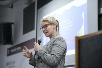 Amanda Clinton durante su exposición en el congreso internacional organizado por la Facultad de Psicología de la UBA