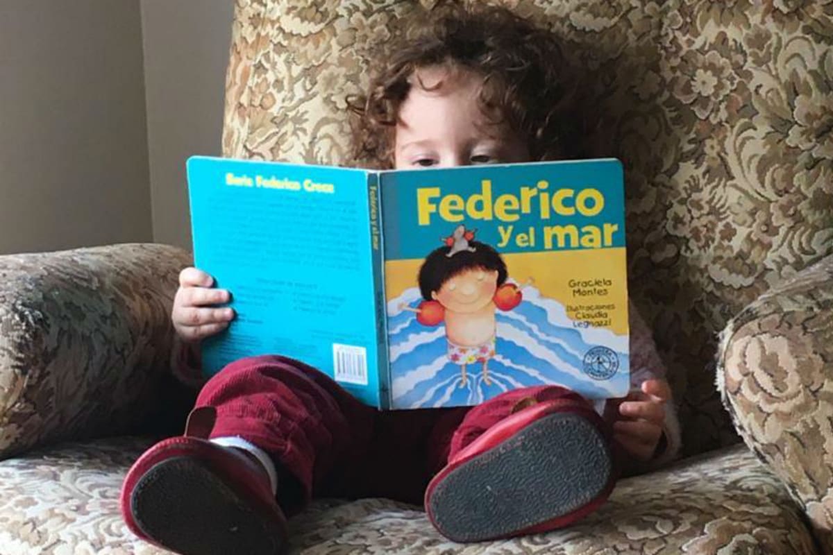 Amanda, de un año y medio, disfruta de su libro favorito