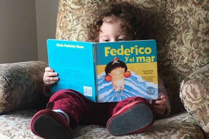 Amanda, de un año y medio, disfruta de su libro favorito