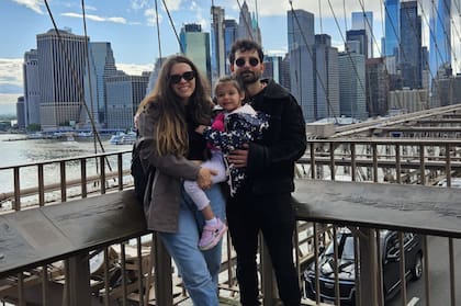 Amanda, junto a su marido argentino, su hija y su hijo (en camino).