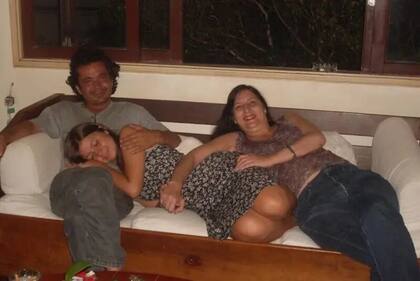 Amanda Marton junto a sus padres. Esta es la última foto de los tres antes de que sus padres se divorciaran en 2012