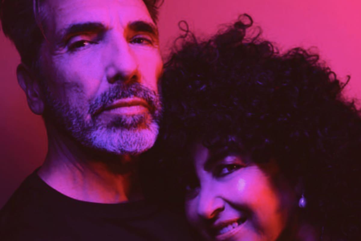 Amanda Miguel y Diego Verdaguer posan para la última sesión de fotos de un disco.