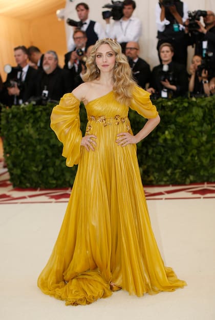 Amanda Seyfried, de amarillo y en Prada para la gala del Met
