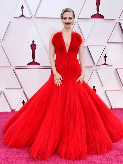 Amanda Seyfried, con un majestuoso diseño de Armani en los Premios Oscar de 2021
