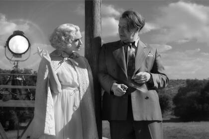 Amanda Seyfried (Marion Davies) y Gary Oldman (Herman Mankiewicz) en Mank.