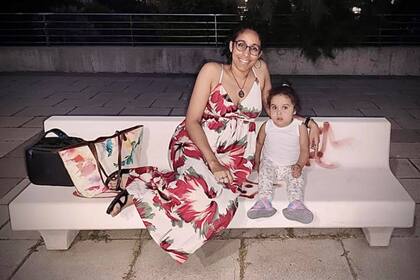Amanda y su madre, en España, un año después del trasplante