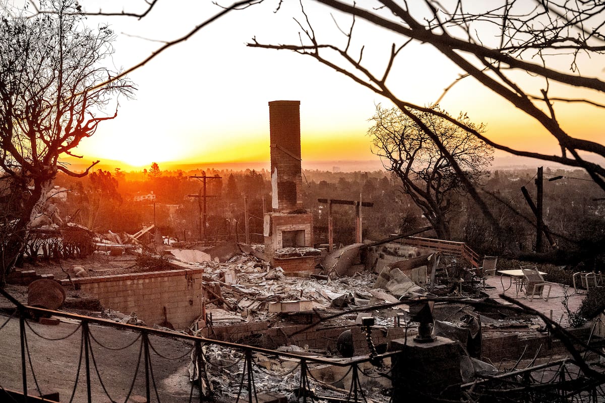 Amanece en el horizonte, detrás de una vivienda devastada por el incendio en la comunidad de Pacific Palisades