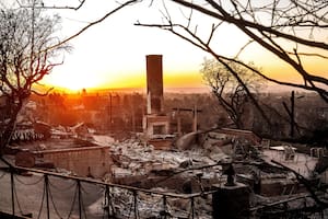 Amanece en el horizonte, detrás de una vivienda devastada por el incendio en la comunidad de Pacific Palisades