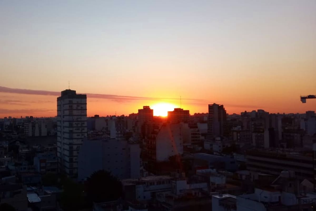 Amanecer desde el departamento porteño de Ernesto. Sus días comienzan al alba para trabajar incansablemente. Vive ajustado, pero agradece estar vivo y siente que con pasos cortos, pero seguros, sus esfuerzos están dando resultados.