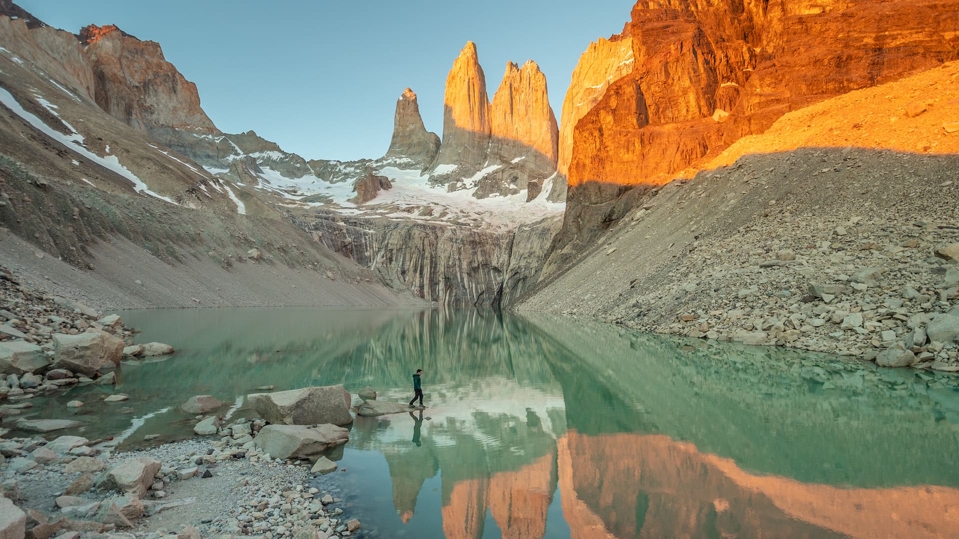 Amanecer en Base Torres, Parque Nacional Torres del Paine