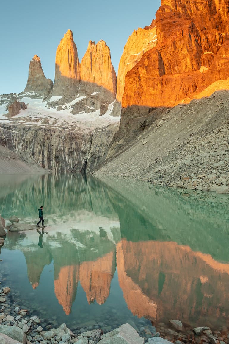 Amanecer en Base Torres, Parque Nacional Torres del Paine