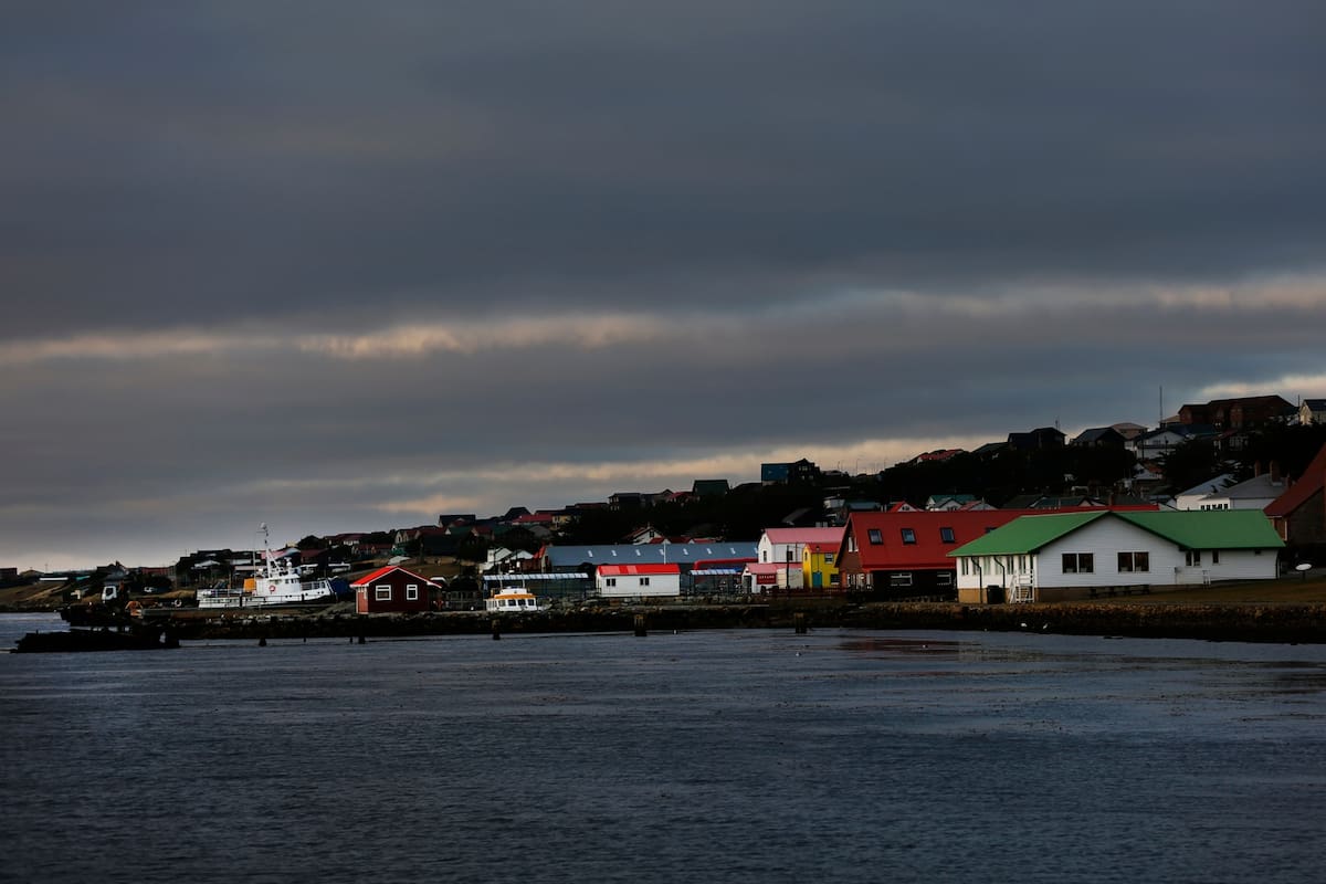 Amanecer en Puerto Argentino, Islas Malvinas