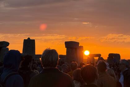 Amanecer en Stonehenge reúne a druidas, paganos y celebrantes para el solsticio de verano