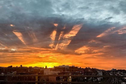 Amanecer parcialmente nublado en la ciudad de Buenos Aires