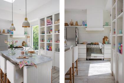 Amante de cocinar y de ser anfitriona, Maite eligió el blanco para que se destacara la vajilla, que colecciona y, por supuesto, usa muchísimo. Lámparas colgantes (Cayetana Deco).