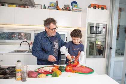 Amante de la cocina, Milo prepara un risotto para la noche con ayuda de Tomás. Aunque a veces en la semana la agenda se complica, los fines de semana sí o sí se ocupa de seguir todo tipo de recetas.