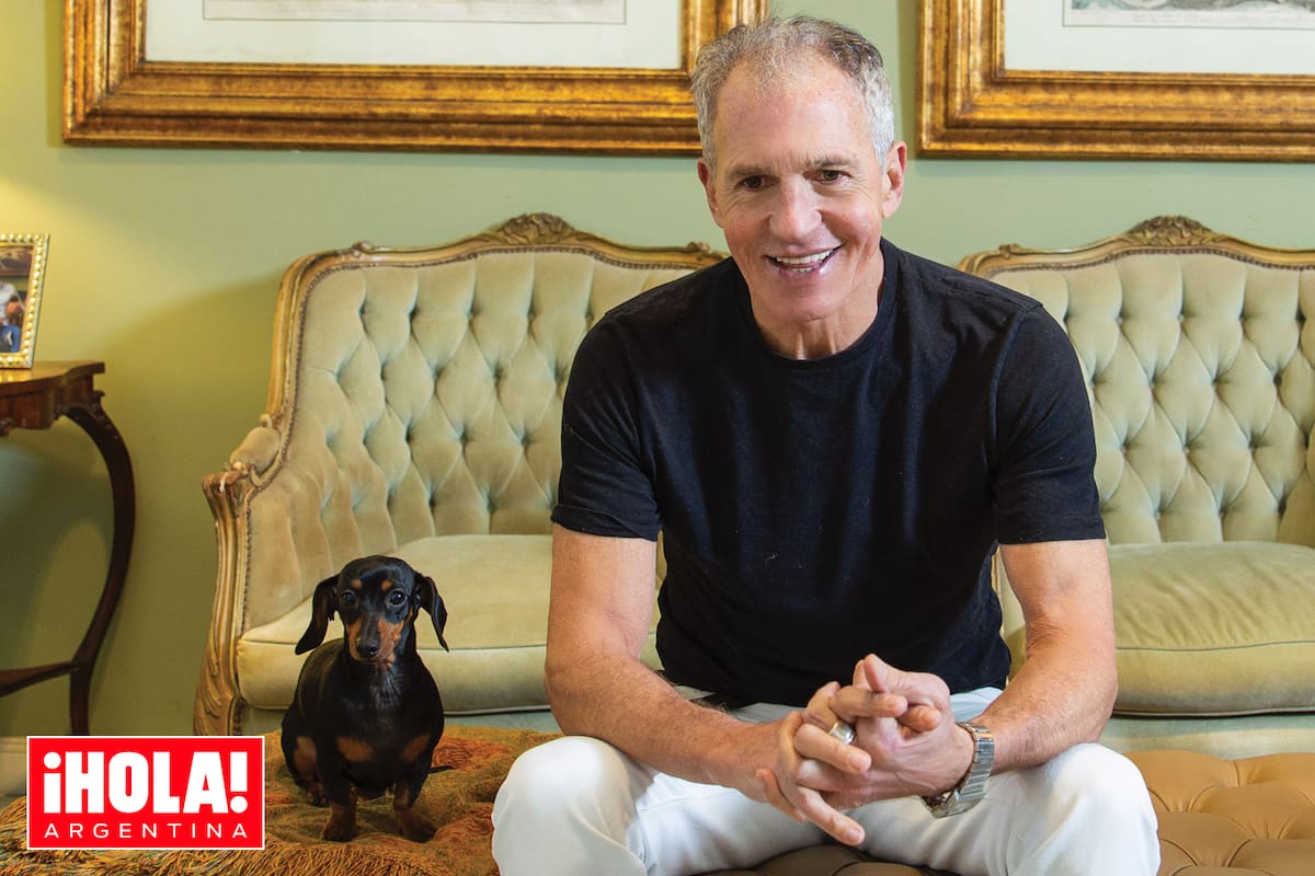 Amante de los animales, posa con su fiel compañera Amelie, una de los cuatro Dachshund que integran su manada.