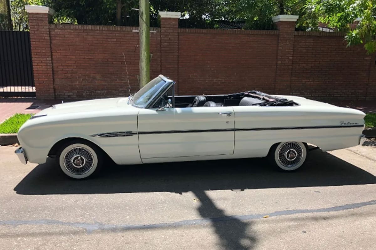 Amante de los autos antiguos, un vecino de Vicente López logró ubicar un raro ejemplar de Ford Falcon Cabriolet y lo trajo a la Argentina para recuperar su estado original