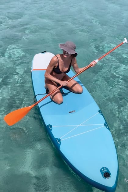 Amante de los deportes y las actividades al aire libre, la actriz también practica stand up paddle.